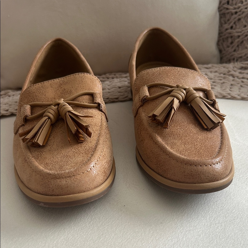 Crown vintage Tan Tassel Loafers - Picture 2 of 6
